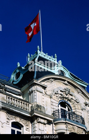 Façade avec drapeau suisse, Zurich Banque D'Images