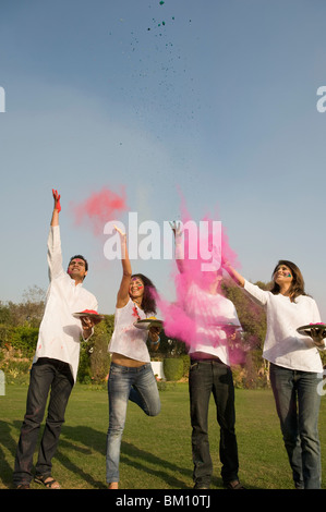 Les amis de célébrer Holi Banque D'Images