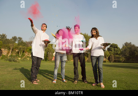 Les amis de célébrer Holi Banque D'Images