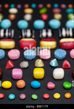 Assortiment de bonbons colorés pour enfants et des bonbons sur fond noir Banque D'Images