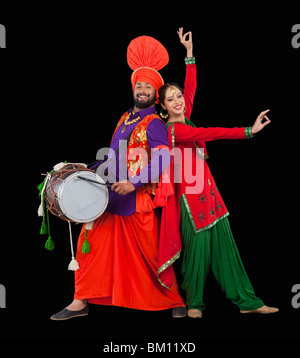 Le Bhangra danse folklorique traditionnelle du Pendjab en Inde du Nord Banque D'Images