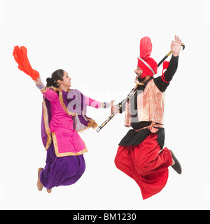 Le Bhangra danse folklorique traditionnelle du Pendjab en Inde du Nord Banque D'Images