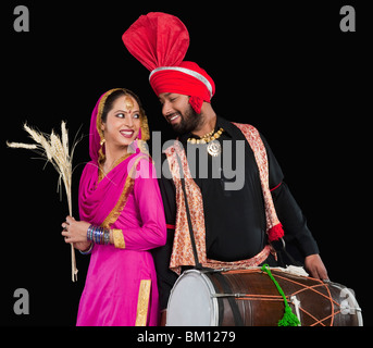 Le Bhangra danse folklorique traditionnelle du Pendjab en Inde du Nord Banque D'Images