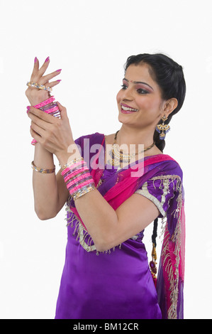 Close-up of a woman wearing bangles Banque D'Images