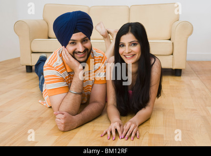 Portrait d'un Sikh couple lying on the floor Banque D'Images