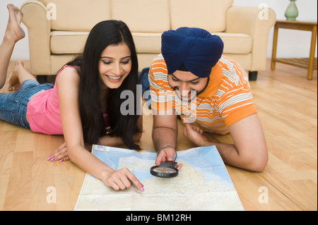 Couple Sikh reading a map and smiling Banque D'Images