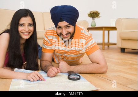 Couple Sikh reading a map and smiling Banque D'Images