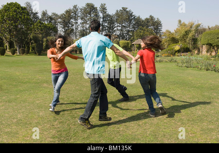 Amis jouant dans un parc Banque D'Images