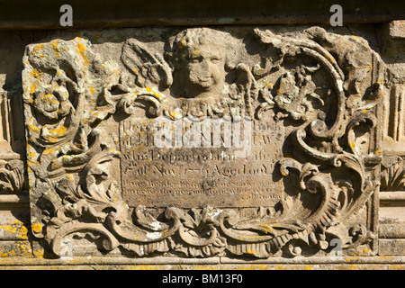 Royaume-uni, Angleterre, Herefordshire, Kempley, St Mary's ancient cimetière, Henry Matthieu 1776 tombe en pierre sculptée Banque D'Images