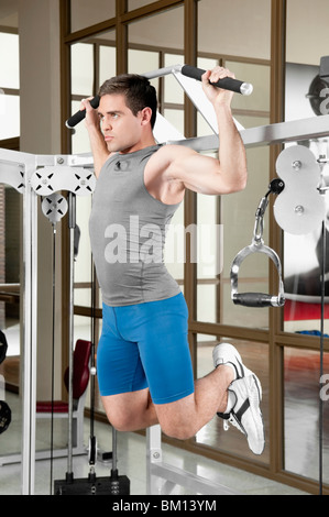 Man exercising in a gym Banque D'Images