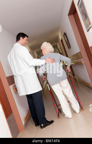 Médecin d'aider une femme en balade Banque D'Images