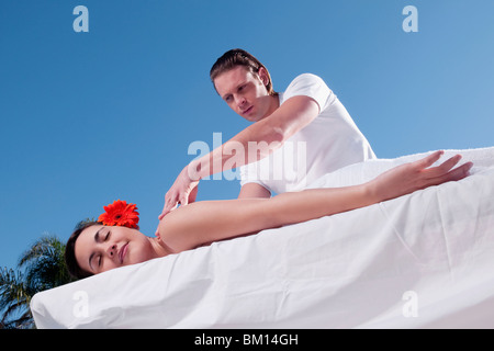 Woman receiving back massage Banque D'Images