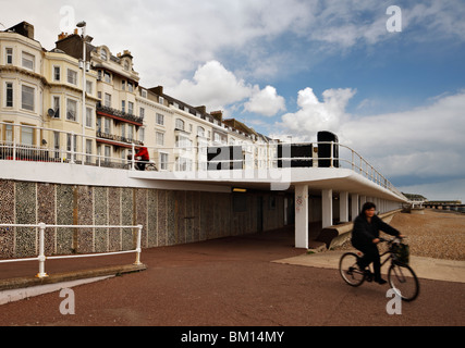 Bouteille d'Hastings, promenade dans l'allée couverte de bouteilles recyclées des fragments. Banque D'Images