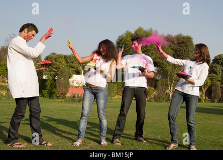 Les amis de célébrer Holi Banque D'Images