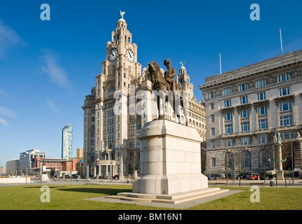 Le roi Édouard VII Monument en bronze et le Liver Building, le Pier Head, Liverpool, Merseyside, England, UK Banque D'Images