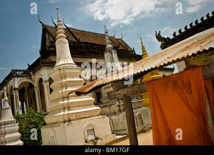 Robe par des moines dans le temple de Wat Bo, une pagode à Siem Reap, Cambodge Banque D'Images