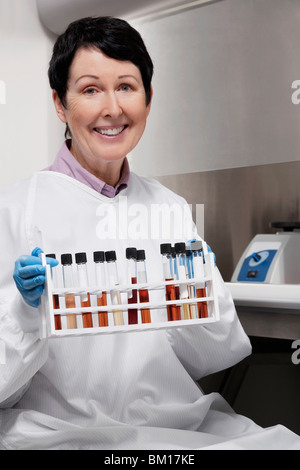 Female doctor holding medical des échantillons dans un laboratoire Banque D'Images