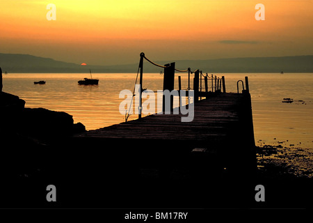 Coucher de soleil sur le lac de Belfast de Kinnegar Pier, Holywood, comté de Down, Irlande du Nord Banque D'Images