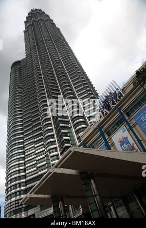 Entrée du centre commercial Suria KLCC, situées à la base des Tours Petronas (les tours jumelles) à Kuala Lumpur, Malaisie. Banque D'Images