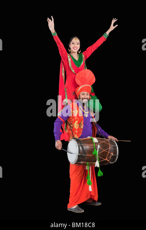 Le Bhangra danse folklorique traditionnelle du Pendjab en Inde du Nord Banque D'Images