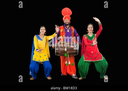 Le Bhangra danse folklorique traditionnelle du Pendjab en Inde du Nord Banque D'Images