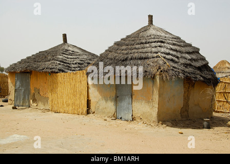 Huttes dans un village Peul, République du Sénégal, l'Afrique Banque D'Images