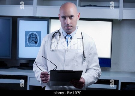 Portrait d'un médecin titulaire d'un certificat médical Banque D'Images