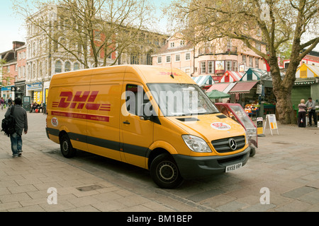 DHL Van ; camionnette de livraison DHL sur la place du marché, Norwich, Norfolk, Royaume-Uni Banque D'Images