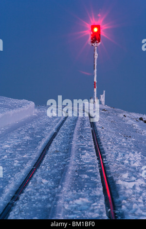 La lumière de signal avec des rails sur la montagne Brocken Banque D'Images