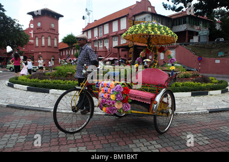 Un tricycle rickshaw ou trishaw décorées dans le centre historique de Malacca ou Melaka, Malaisie. Banque D'Images