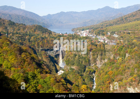 Le lac Chuzenji et chutes Kegon, 97m de haut, Nikko, Honshu, Japan Banque D'Images