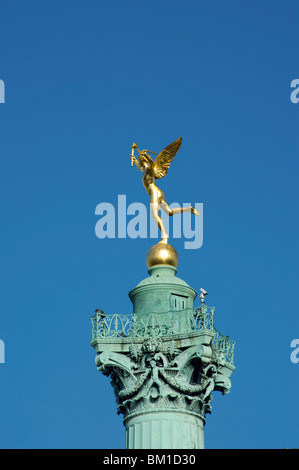 Le génie de la liberté statue sur le dessus du côlon de juillet à la place de la Bastille, Paris, France, Europe Banque D'Images