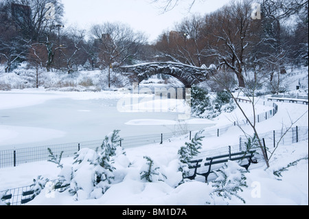 Un matin tôt sur le Gapstow Bridge après une chute de neige dans Central Park, à Manhattan, New York City, New York State, USA Banque D'Images