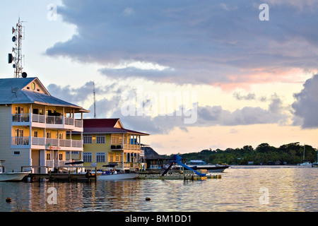 Hôtels bord de mer, l'Île de Colon (l'Île de Colon), province de Bocas del Toro, PANAMA, Amérique Centrale Banque D'Images