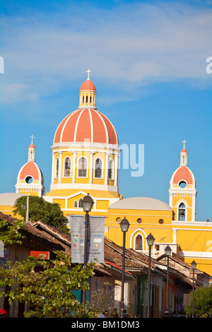 Calle La Calzada et cathédrale de Granada, Granada, Nicaragua, Amérique Centrale Banque D'Images