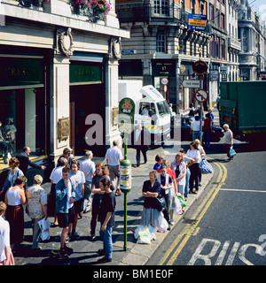 PERSONNES ATTENDANT À L'ARRÊT DE BUS O'CONNELL STREET DUBLIN IRLANDE EUROPE Banque D'Images