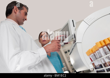 Technicien de laboratoire à l'essai des échantillons de sang dans un laboratoire Banque D'Images