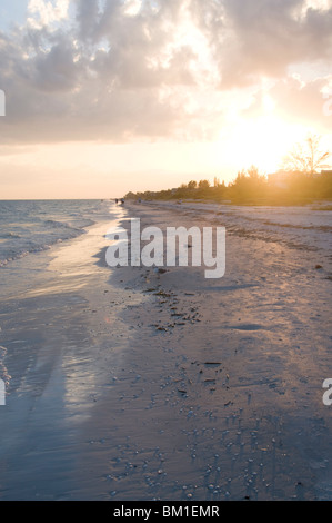 Coucher du soleil sur la plage, l'île de Sanibel, la Côte du Golfe, Floride, États-Unis d'Amérique, Amérique du Nord Banque D'Images