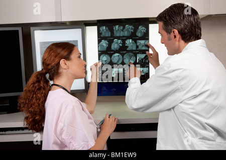 Deux médecins l'examen du rapport de l'IRM Banque D'Images