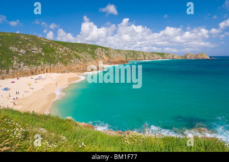 Les vacanciers et les touristes à prendre le soleil sur plage de Porthcurno, Cornwall, Angleterre, Royaume-Uni, Europe Banque D'Images