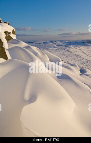 Les amoncellements de neige et de neige couvertes de landes à Stanage Edge, parc national de Peak District, Derbyshire, Angleterre, Royaume-Uni, Europe Banque D'Images