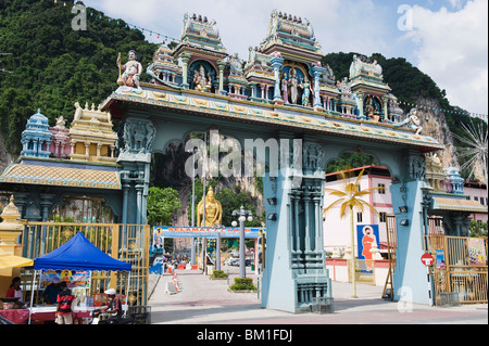 Grille d'entrée au sanctuaire hindou Batu Caves, Kuala Lumpur, Malaisie, Asie du Sud, Asie Banque D'Images