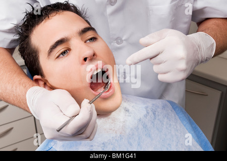 L'examen d'un dentiste dents de l'homme Banque D'Images