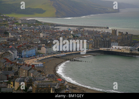 Royal Aberystwyth Pier et La Baie de Cardigan du sommet de Constitution Hill Banque D'Images