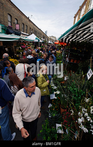 Marché de la route de la Colombie dans l'East End londonien est toujours occupé avec les consommateurs sur un dimanche matin. Banque D'Images