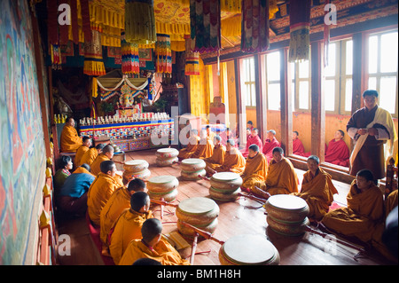 Moines de tambours à une cérémonie à Jakar Dzong, Château de l'oiseau blanc, Jakar, Bumthang, Vallée Chokor, Bhoutan Banque D'Images