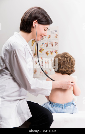 Femme Médecin examinant un baby boy with a stethoscope Banque D'Images