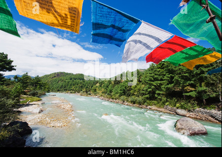 Les drapeaux de prières sur un pont, la vallée de Bumthang, Chokor, Bhoutan, Asie Banque D'Images