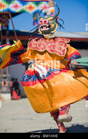 Les danseurs en costume à Tsechu (festival), Gangtey Gompa (monastère), de la vallée de Phobjikha, Bhoutan, Asie Banque D'Images