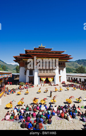 Les danseurs en costume à Tsechu (festival), Gangtey Gompa (monastère), de la vallée de Phobjikha, Bhoutan, Asie Banque D'Images